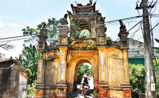 visit hanoi cuu village entrance